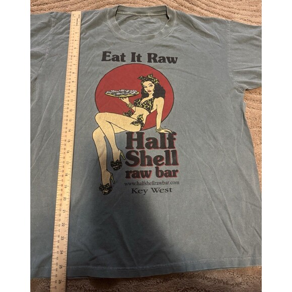 Eat It Raw Pin Up Girl Key West Men’s T-shirt No Size Tag See Measures - Picture 3 of 6